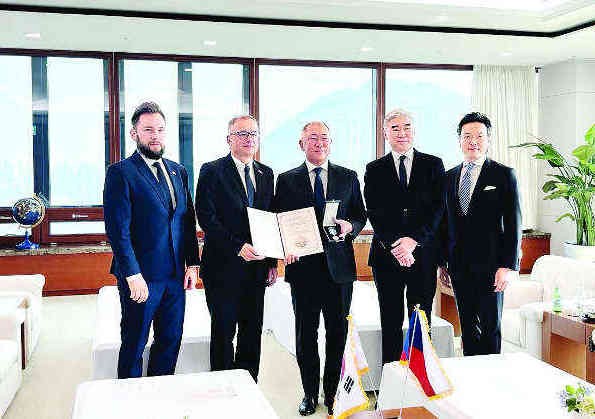 정의선 현대차그룹 회장, 체코 외교 훈장 받아
