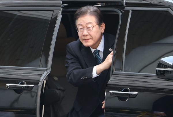 이재명 위증교사 2심 첫 재판… 檢 “3시간이면 돼” vs 李 “녹음 두번씩 들어봐야”