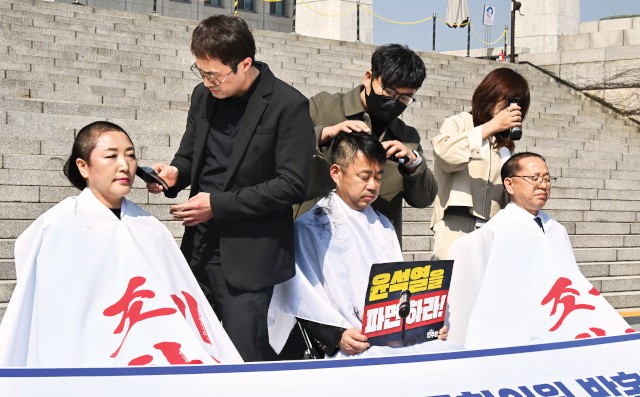 ‘尹 파면 촉구’ 천막 치고 삭발·단식… 거리정치 나선 巨野