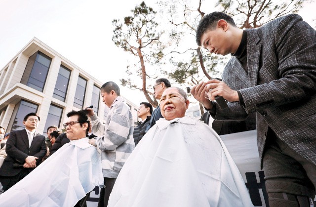 [포토] “탄핵 반대” 기독교인도 삭발