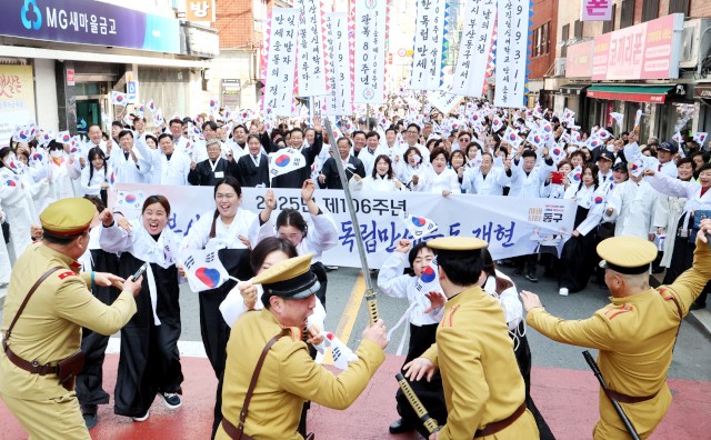 [포토] 106년 전 부산 첫 ‘대한독립만세’ 재현