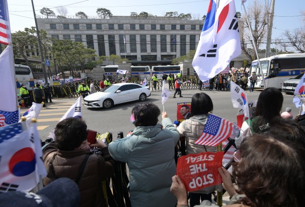 ‘전쟁터’ 헌재 앞, 소음·쌈박질 일상… 학부모들 “휴교해달라”
