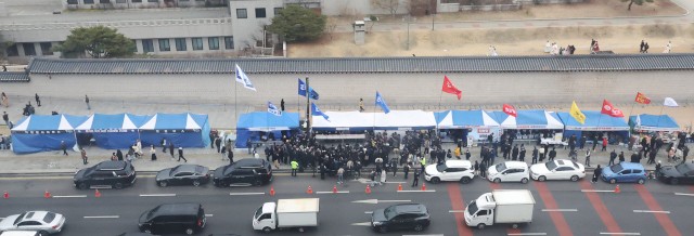 여야 거리에서 세 대결… 극단 세력 부추기는 정치권