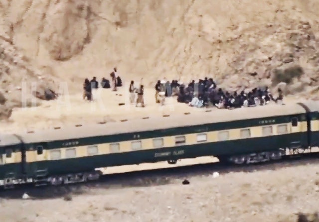 [포토] 파키스탄 열차 납치 인질극… 반군 사살, 인질·군인도 희생