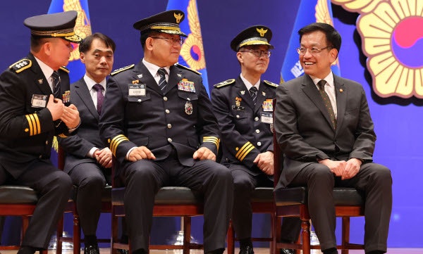 최상목 “트럼프와 하루빨리 통화 원해”… 대권 의향 물음엔 “허허”