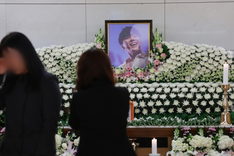 故 <b>휘성 빈소</b> 찾은 팬들, 눈물만…KCM·김태우도 <b>조문</b>