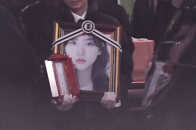 “김새론 ‘살려달라’ 문자에 <b>2차 내용증명</b> 보내” 유족 회견