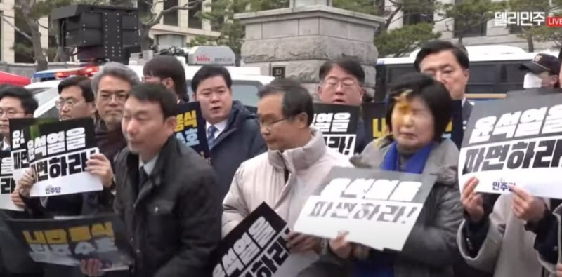 경찰, <b>백혜련</b> ‘<b>계란 투척</b>’ 용의자 추적 중