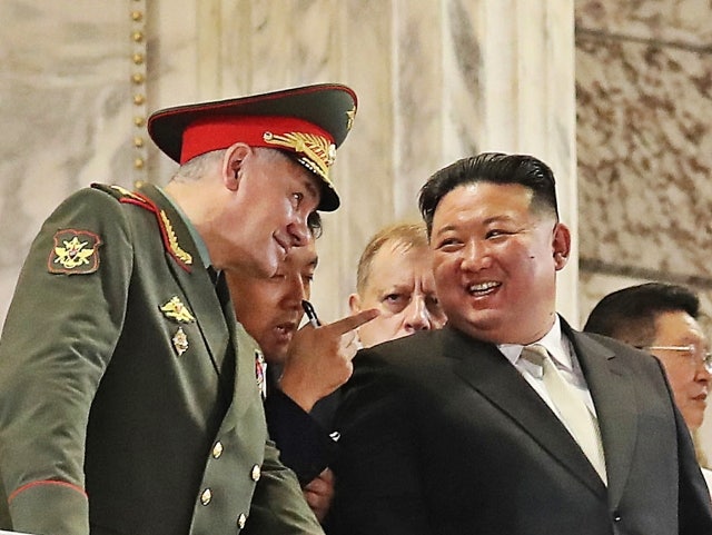 <b>쇼이구</b> 러시아 안보서기, 평양 도착… <b>김정은</b>과 <b>회담</b> 예정