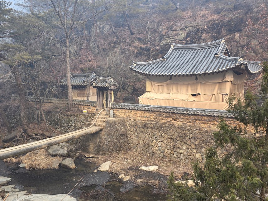 불길이 지나간 만휴정. 안동시 제공