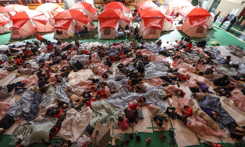 26일 경북 영양군 영양군민회관 대피소에서 산불로 인해 대피한 주민들이 휴식을 취하고 있다. 연합뉴스