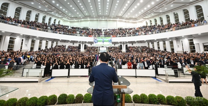 이영훈 여의도순복음교회 목사가 26일(현지시간) 브라질 상파울루 벨렝교회(호세 웰링턴 목사)에서 열린 축복대성회에서 설교하고 있다. 여의도순복음교회 제공