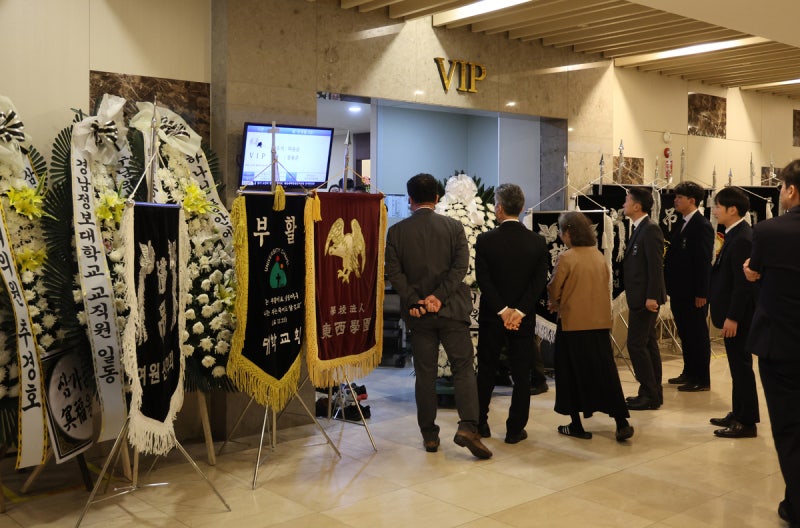 <b>장제원</b> 빈소 조문행렬…“尹대통령 ‘가슴 아프다’ 전해”