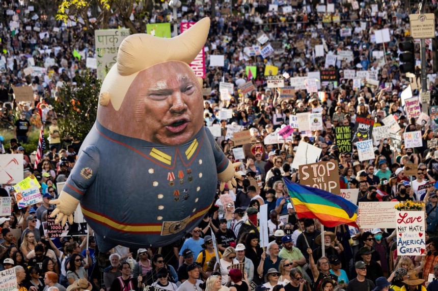 5日(現地時間) アメリカロサンゼルス(LA)でドナルドトランプアメリカ大統領と仕事ではモスクテスラ最高経営者(CEO)を反対する ‘ハンズオフ’ デモが起っている. AFP連合ニュース