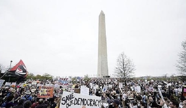 5日(現地時間) アメリカワシントンDC 象徴物であるワシントン記念塔周辺で開いたトランプ反対デモ. 連合ニュース