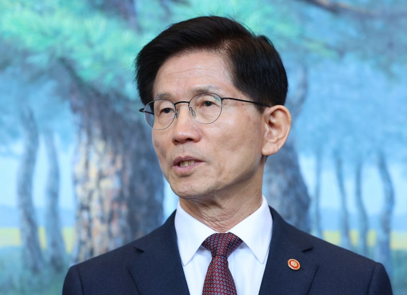 <b>김문수</b> 조기 <b>대선 출마</b> 공식 선언… ‘계엄 옹호’ 비판 넘을까