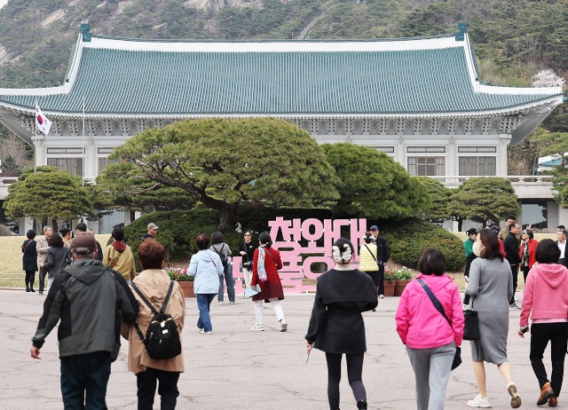 [포토] 청와대 개방 중지될라… 늘어난 관광객