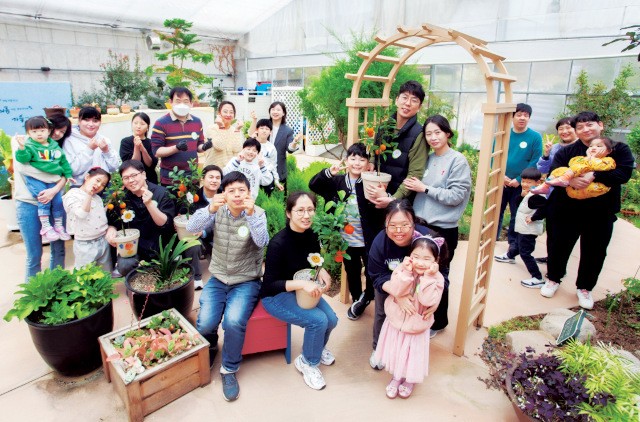 SK케미칼, 임직원·장애인 함께… ‘봄을 심다, 마음을 잇다’ 봄나들이 행사