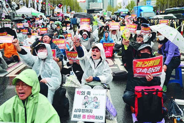 [포토] “윤건희 구속” vs “탄핵 무효”… 탄핵 뒤에도 집회는 계속