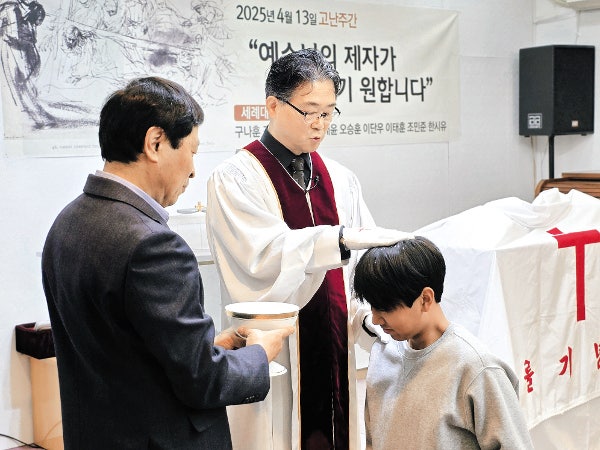 중학생 9명 세례식… 작은 교회 ‘희망’을 쐈다