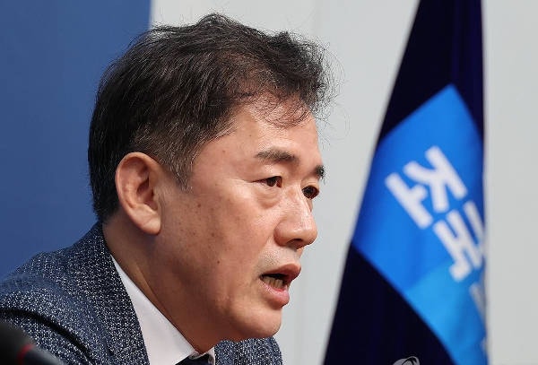 李 독주에 셈법 복잡한 조국당…  독자 후보 포기, 선거 연대 선택