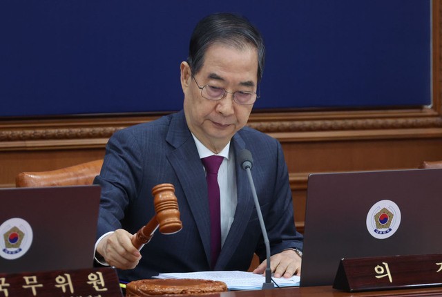 “출마” 입도 안 뗀 한덕수, 보수 2위 부상… 견제 본격화