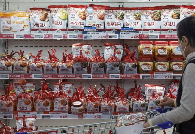 고물가 시대, 식당 풍경 바꾼다… 중국산 김치 수입 급증