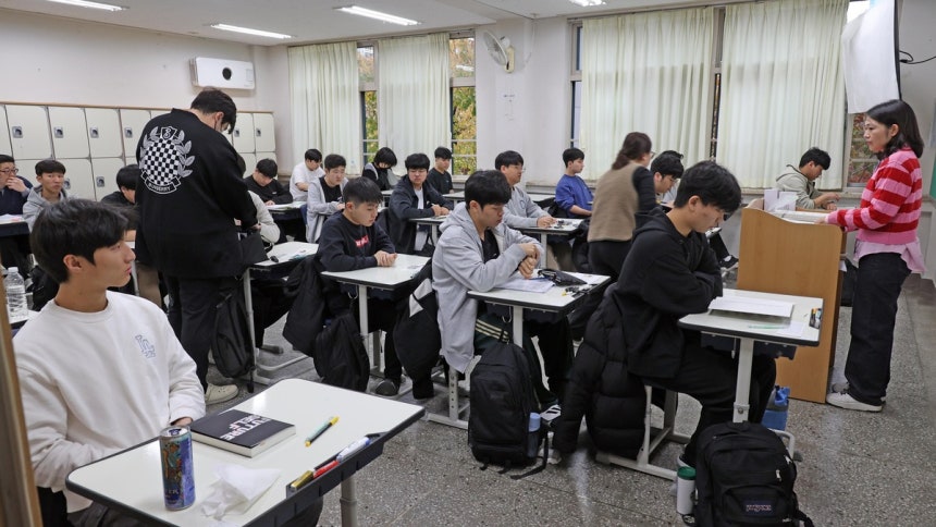 2025학년도 수능 당일 서울의 한 고사장에서 수험생들이 시험을 준비하고 있다. 사진공동취재단