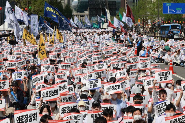 ‘증원 0명’에도 강의실 대신 장외로… 꿈쩍 않는 의대생들