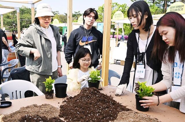 [포토] 지구의 날 “폐비닐로 화분 만들어요”