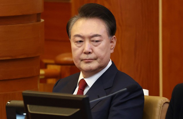 ‘피고인 尹’ 법정모습 공개… 직접 증인신문 나설까