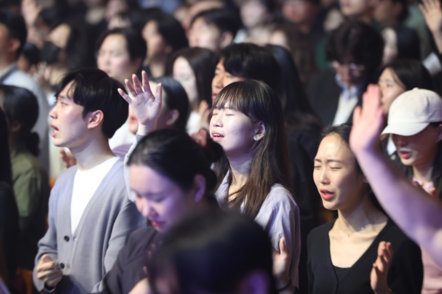 2025 청년다니엘기도회 참가자들이 25일 서울 강동구 오륜교회에서 찬양하고 있다. 다니엘기도회 제공