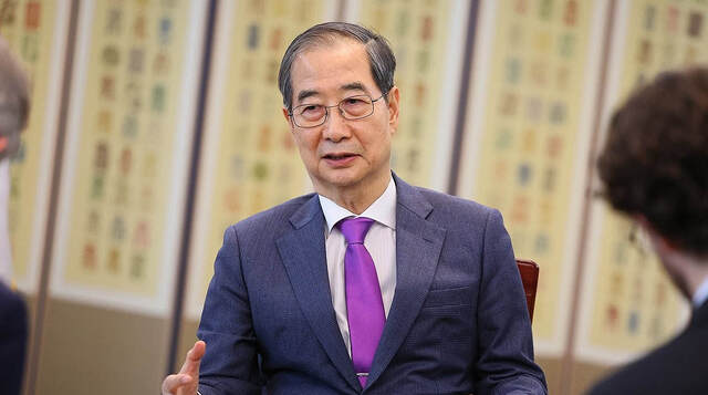 한덕수 대통령 권한대행 국무총리가 지난 22일 영국 시사주간지 '더 이코노미스트'와 인터뷰를 하고 있다. 국무총리실 제공