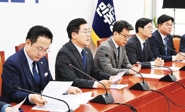 박찬대(왼쪽 두 번째) 더불어민주당 당대표 직무대행 겸 원내대표가 29일 국회에서 열린 원내대책회의에서 발언하고 있다. 박 원내대표는 한덕수 대통령 권한대행을 겨냥해 “대선 출마의 망상을 버리기를 다시 한번 충고한다