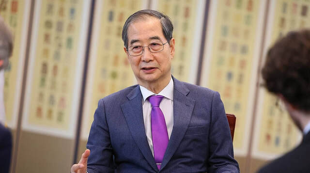 한덕수 대통령 권한대행 국무총리가 지난 22일 영국 시사주간지 '더 이코노미스트'와 인터뷰를 하고 있다. 국무총리실 제공