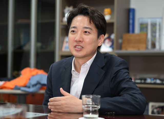 이준석 개혁신당 대선 후보가 30일 서울 여의도 국회 의원회관에서 진행된 국민일보와의 인터뷰에서 발언하고 있다. 이 후보는 3자 구도로 새 판을 짜야 이재명 더불어민주당 후보를 이길 수 있다고 주장했다. 최현규 기자
