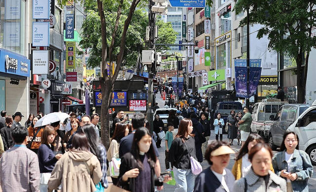 이번 주말부터 이어지는 '황금 연휴'에 일본과 중국도 골든위크, 노동절 연휴가 이어지며 외국인 여행객이 늘어날 것으로 예상되면서 유통·면세업계는 할인 쿠폰 증정 등 마케팅에 분주하다. 사진은 28일 서울 명동을 걷는