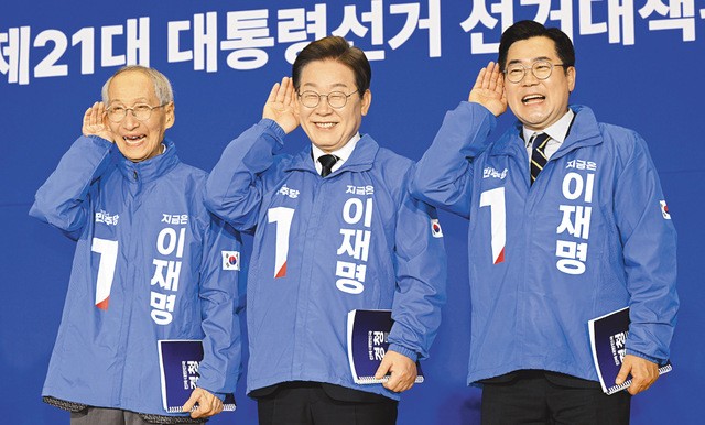 이재명 더불어민주당 대선 후보와 윤여준(왼쪽)·박찬대 상임총괄선대위원장이 30일 서울 여의도 국회 의원회관에서 열린 당 중앙선거대책위원회 출범식에서 국민 목소리에 귀 기울이겠다는 의미의 ‘경청’ 퍼포먼스를 하고 있다