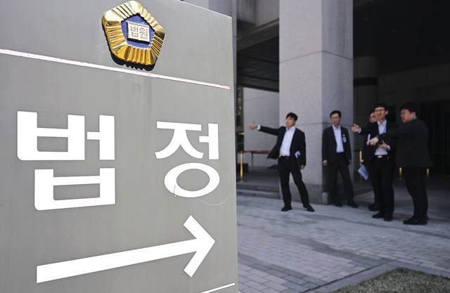 법원 관계자들이 이재명 더불어민주당 대선 후보의 공직선거법 위반 혐의 사건 상고심 선고를 하루 앞둔 30일 서울 서초구 대법원 앞에서 출입 통제 방안을 논의하고 있다. 대법원은 이 후보 사건 상고심의 TV 생중계를 