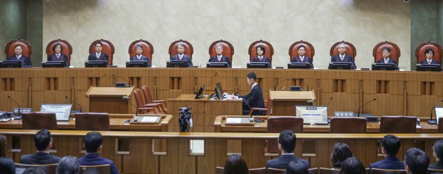 조희대(가운데) 대법원장을 포함한 대법관들이 1일 이재명 더불어민주당 대선 후보의 공직선거법 위반 사건 선고에 앞서 서울 서초구 대법원 대법정에 자리해 있다. 이 사건 심리에는 대법관 14명 중 재판 업무를 하지 않
