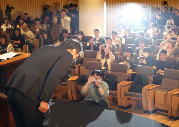 유영상 SK텔레콤 대표이사가 2일 서울 중구 SKT타워에서 열린 유심 정보 유출 관련 일일 브리핑에서 고개 숙여 사과하고 있다. 연합