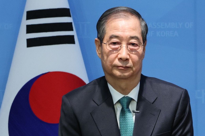 한덕수 전 국무총리가 2일 서울 여의도 국회 소통관에서 대통령 선거 출마 선언에 앞서 인사를 위해 이동하고 있다. 연합뉴스 