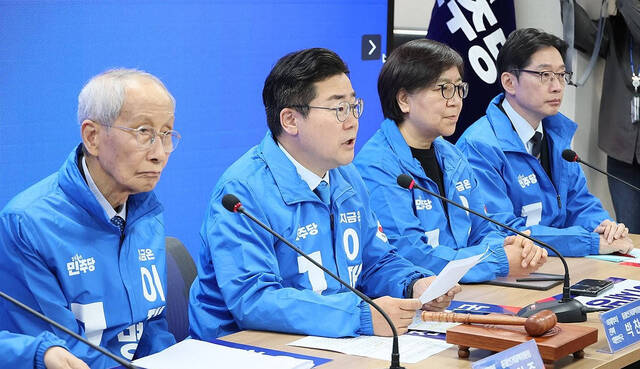더불어민주당 박찬대 총괄선대위원장이 2일 서울 여의도 중앙당사에서 열린 중앙선거대책위원회의에서 발언하고 있다. 연합뉴스