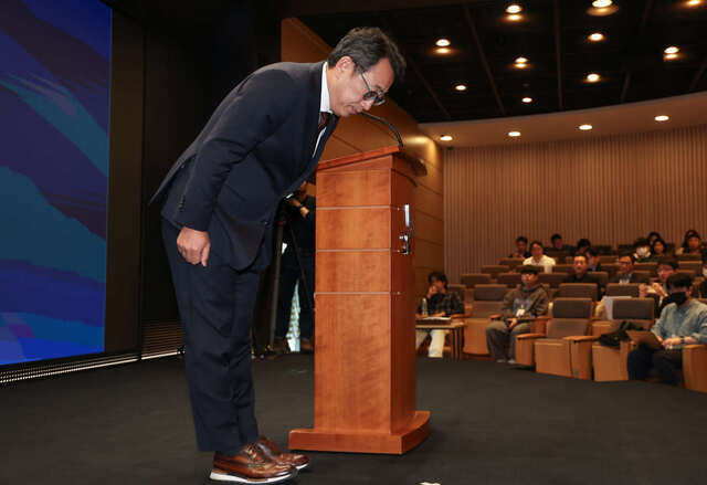 유영상 SK텔레콤 대표이사가 2일 서울 중구 SKT 타워에서 고객 보호를 위한 추가 조치 방안을 발표하기에 앞서 고개를 숙여 사과하고 있다.연합뉴스