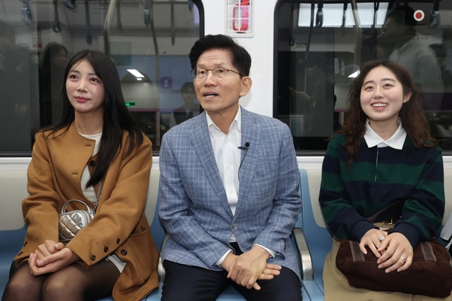 김문수 국민의힘 대선 경선 후보가 2일 서울 강남구 수서역에서 GTX-A에 탑승해 청년서포터즈와 대화를 나누고 있다. 김 후보는 “대한민국의 정치, 사법, 선거관리 제도를 바로잡아야 한다”며 고위공직자범죄수사처 폐지
