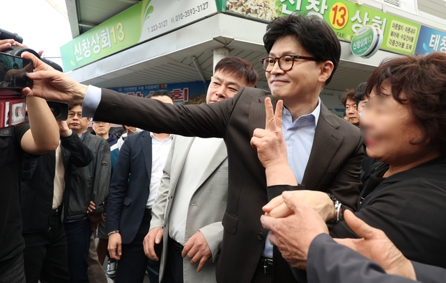 한동훈 국민의힘 대선 경선 후보가 2일 경남 창원시 마산합포구에서 지지자들과 기념촬영을 하고 있다. 한 후보는 현장 연설에서 “이재명 후보는 대통령이 되면 계엄령을 발동해서 사법부를 제압할 것”이라고 공세를 펼쳤다.