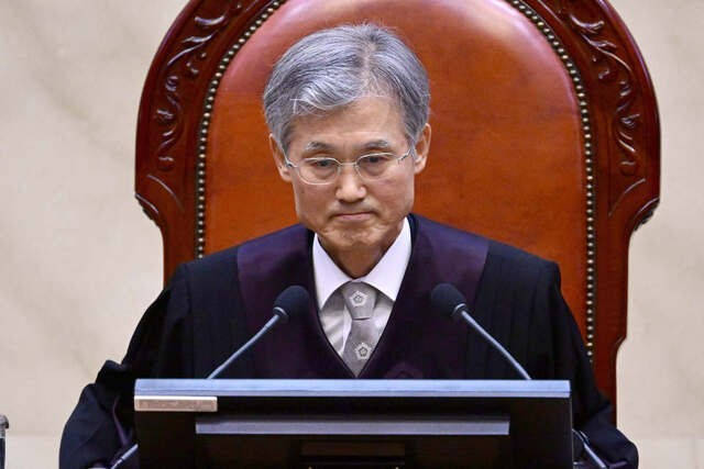 조희대 대법원장이 1일 서울 서초구 대법원 대법정에서 이재명 더불어민주당 대선 후보의 공직선거법 위반 사건 선고에 앞서 입을 굳게 다문 채 선고문을 응시하고 있다. 대법원은 이 후보에게 무죄를 선고한 원심을 파기하고