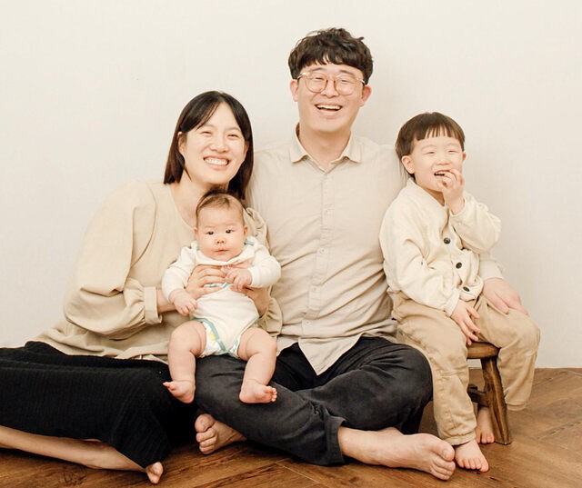 이하영 목사 가족이 지난 3월 강원도 원주의 한 사진관에서 둘째 백일기념 사진을 찍고 있다.이 목사 제공