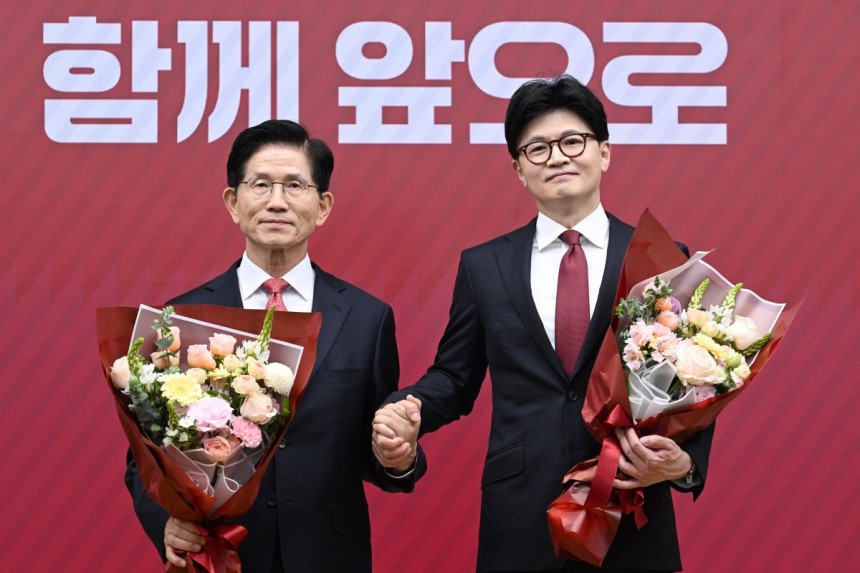 국민의힘 대선 최종 경선에 진출한 김문수(왼쪽)·한동훈 후보가 29일 서울 여의도 당사에서 3차 경선 결과 발표 후 꽃다발을 들고서 기념촬영 하고 있다. 국회사진기자단
