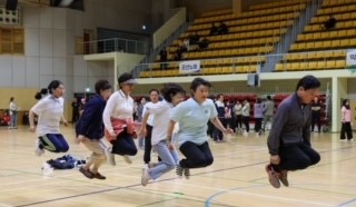 체육대회에서 참가자들이 줄넘기 종목에 열정적으로 참여하며 힘차게 뛰고 있다.
